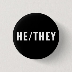 Hij is een man met een vrouw die zwart en wit simp ronde button 3,2 cm