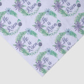 Hij is een prachtig Paars Religieus Pasen Tissuepapier (Detail)