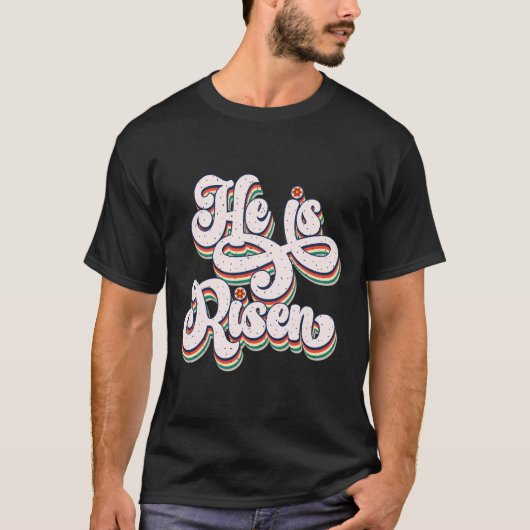 Hij is een Risen Retro Typografie T-shirt (Voorkant)