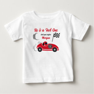 Hij is een Snel Feestelijk Rode Race Auto Verjaard