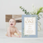 Hij is een Wild One 1st Birthday Greenery Blauwe F Kaart (Staand voorkant)