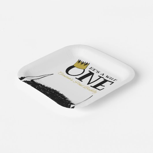 Hij is een Wilde 1 - 1e verjaardag Gouden Kroon Papieren Bordje (Gebogen)