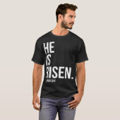 Hij is gerezen Bijbelscriptie verse Christelijk T-shirt (Voorkant volledig)