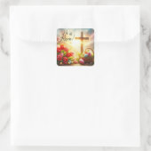 Hij is het Risen Cross met paaseieren en tulpen Vierkante Sticker (Tas)