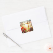 Hij is het Risen Cross met paaseieren en tulpen Vierkante Sticker (Envelop)