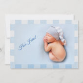 Hij is hier|Baby Boy Blue Gingham Modern Birth Aankondiging (Voorkant)