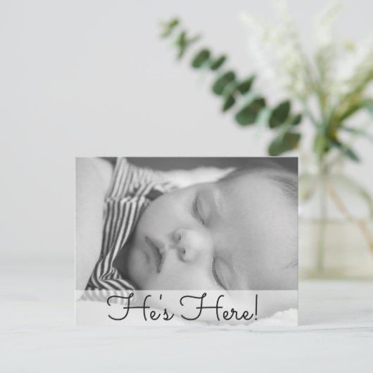 Hij is hier. Baby jongen geboorte aankondiging (Staand voorkant)