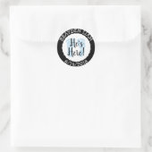 Hij is hier, New Baby Boy aankondiging Ronde Sticker (Tas)