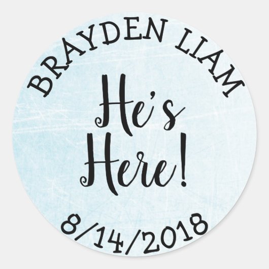 Hij is hier, New Baby Boy aankondiging Ronde Sticker (Voorkant)