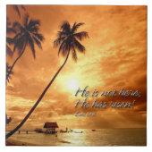 Hij is hier niet; Hij is opgestaan! Lucas 24:6 Teg Tegeltje (Voorkant)