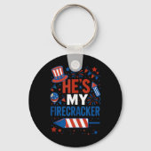 Hij is mijn Firecracker Funny 4th of July koppels Sleutelhanger (Voorkant)