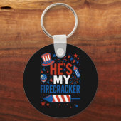 Hij is mijn Firecracker Funny 4th of July koppels Sleutelhanger (Voorkant)