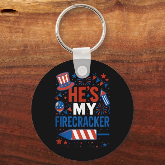Hij is mijn Firecracker Funny 4th of July koppels Sleutelhanger (Voorkant)