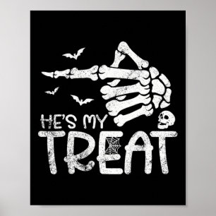 Hij is mijn traktatie skelet hand grappig hallowee poster
