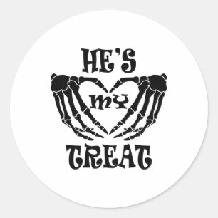 Hij is mijn traktatie skelet hand grappig hallowee ronde sticker