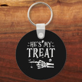 Hij is mijn traktatie skelet hand grappig hallowee sleutelhanger (Voorkant)