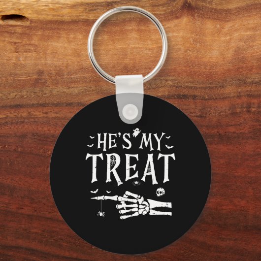 Hij is mijn traktatie skelet hand grappig hallowee sleutelhanger (Voorkant)