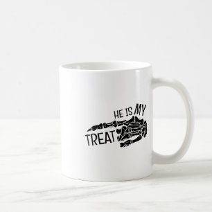 Hij is mijn traktatie skelet hand Halloween grappi Koffiemok
