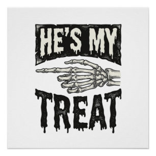 Hij is mijn traktatie Skelet Hand Halloween Shirt  Perfect Poster