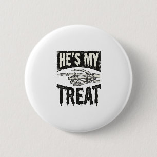 Hij is mijn traktatie Skelet Hand Halloween Shirt  Ronde Button 5,7 Cm