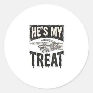 Hij is mijn traktatie Skelet Hand Halloween Shirt  Ronde Sticker