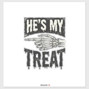 Hij is mijn traktatie Skelet Hand Halloween Shirt  Sticker