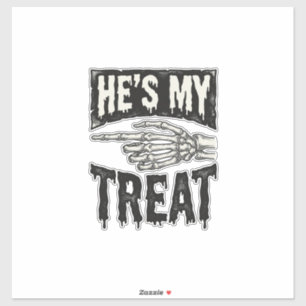 Hij is mijn traktatie Skelet Hand Halloween Shirt  Sticker