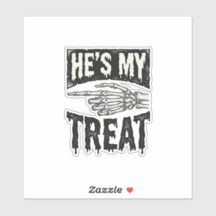 Hij is mijn traktatie Skelet Hand Halloween Shirt Sticker