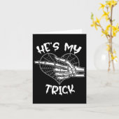 Hij is mijn Trick Funny Halloween Matching Couple  Kaart (Gele Bloem)