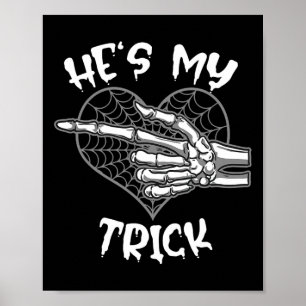 Hij is mijn truc leuk Halloween matching paar meis Poster