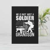 Hij is niet alleen een soldaat, hij is mijn kleinz kaart (Staand voorkant)