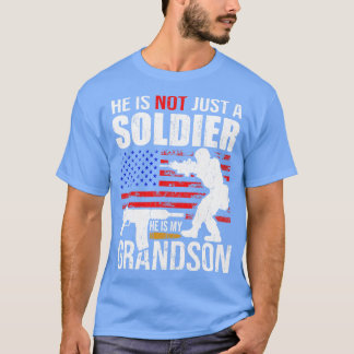 Hij is niet alleen een soldaat, hij is mijn kleinz t-shirt