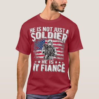 Hij is niet alleen een soldaat, hij is mijn verloo t-shirt