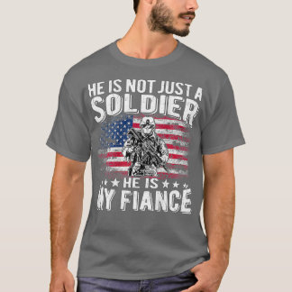 Hij is niet alleen een soldaat, hij is mijn verloo t-shirt