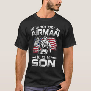 Hij is niet alleen een vlieger hij is mijn zoon US T-shirt
