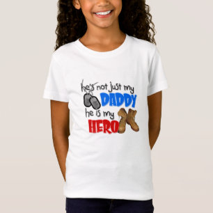 Hij is niet alleen m'n vader Hij is mijn Hero. T-shirt