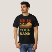 Hij is niet jouw bank grappig citaat t-shirt (Voorkant volledig)