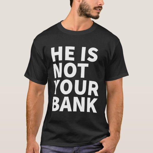 Hij is niet jouw bank t-shirt (Voorkant)