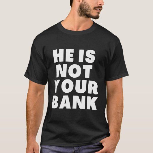 Hij is niet jouw bank t-shirt (Voorkant)