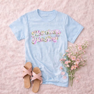 Hij Is Opgestaan Hij Is Koning Lente Bloem Lettert T-shirt
