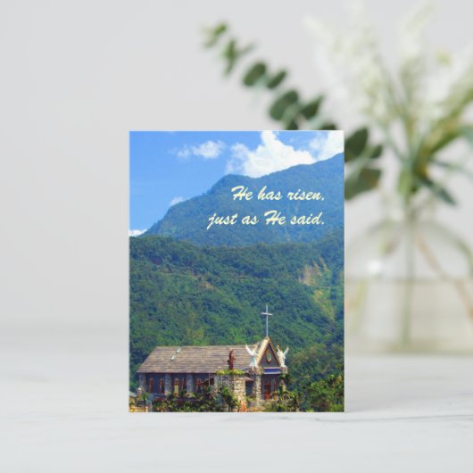 Hij is opgestaan!! -Mountain Church Pasen Thema Feestdagenkaart (Staand voorkant)