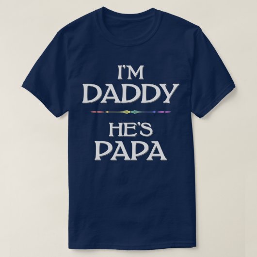 Hij is Papa LGBT Gay Vaderdag. T-shirt (Design voorkant)