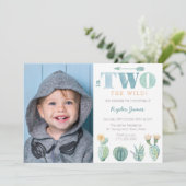 Hij is TWO Wild. Jongen 2e verjaardag Foto Kaart (Staand voorkant)