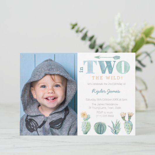 Hij is TWO Wild. Jongen 2e verjaardag Foto Kaart (Staand voorkant)