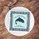 Hij is verslaafd aan een Gevist vrijgezellenfeest Servet<br><div class="desc">Vier de grote vangst van de bruidegom met deze "He's Been Hooked" visservetten voor vrijgezellenfeesten! Perfect voor het weekend op het meer, rustieke kajuitfeesten of feesten met een nautisch thema, deze wegwerpservetten zijn voorzien van leuke op vissen geïnspireerde tekst en kunnen worden gepersonaliseerd met de naam van de bruidegom voor...</div>