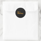 Hij jaagt 2 ronde sticker (Tas)