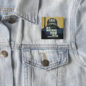 Hij kijkt naar jou 2026 vierkante button 5,1 cm (In situ)