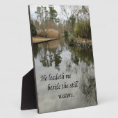 Hij leest me nog steeds naast water fotoplaat (Zijkant)