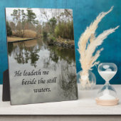 Hij leest me nog steeds naast water fotoplaat (Zijkant)