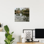 Hij leest me nog steeds naast water poster (Thuiskantoor)